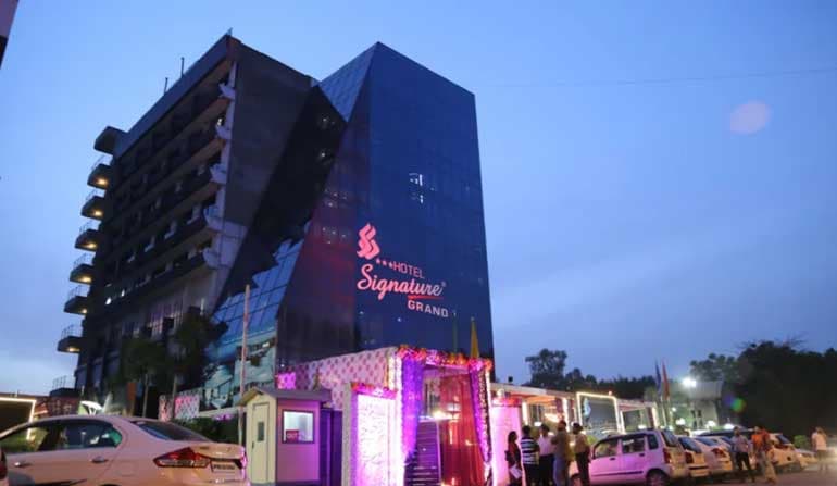 Hotel Signature Grand - Image 1