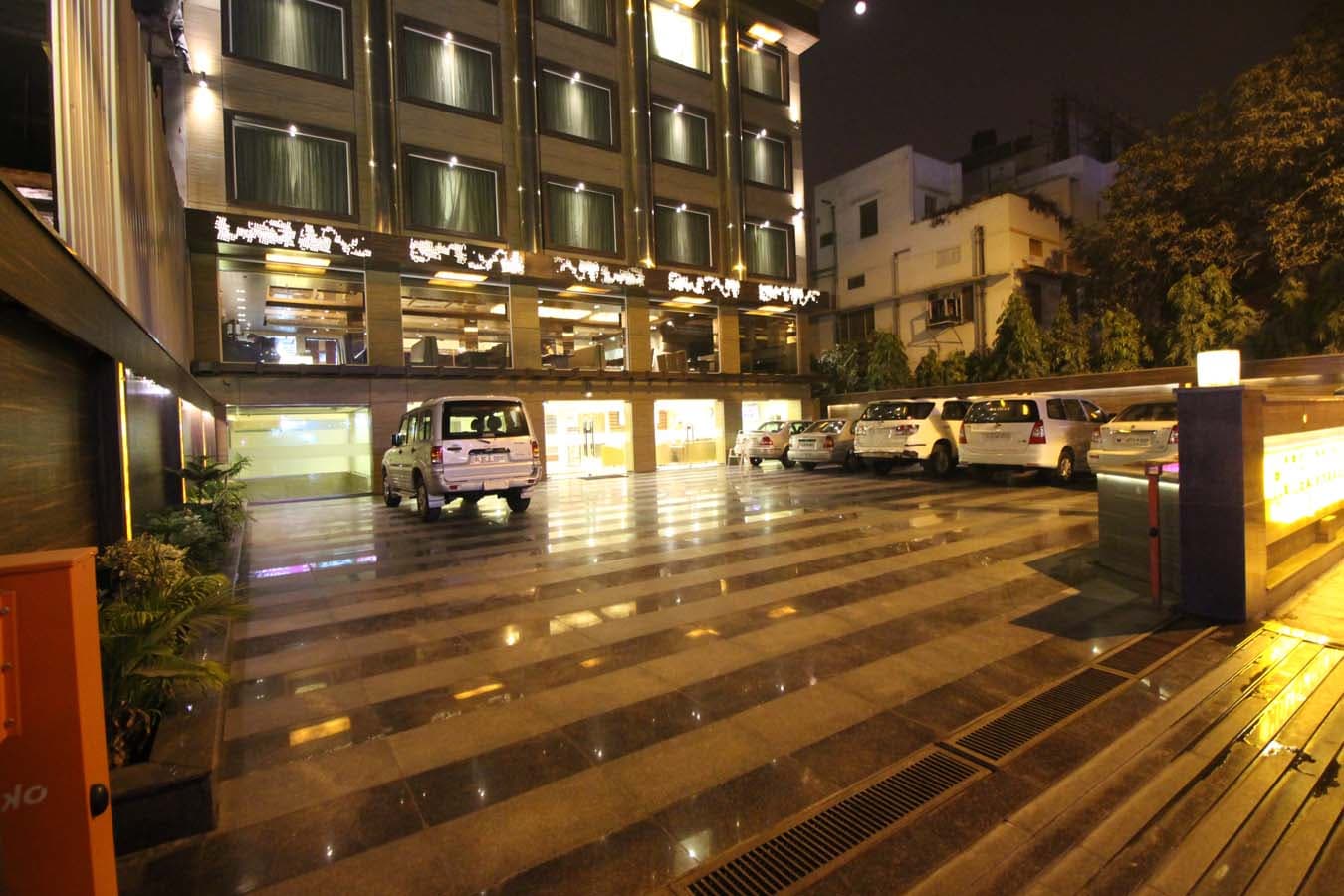 Hotel Golden Grand - Image 1